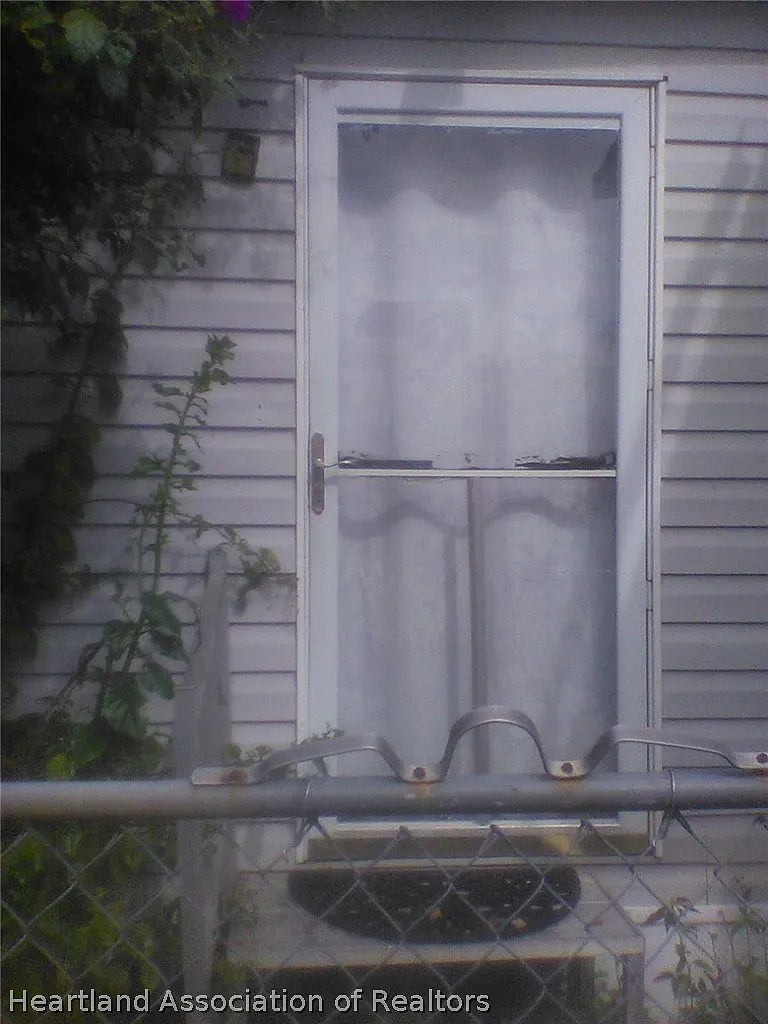 3 bed, 1.0 bath, 960 sqft, $700 — Photo 1