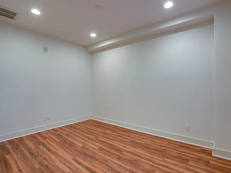 2127 Clark St #104 — Photo 9