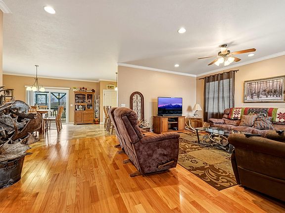 3rd image of 543 N Pinnacle Dr