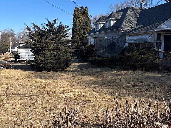 3rd image of 708 E Iroquois St