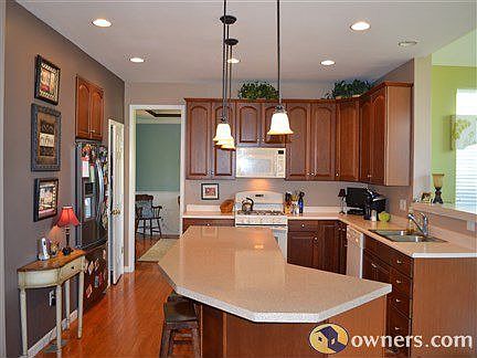 Kitchen - Cherry Cabinets with oversized Island in Kitchen