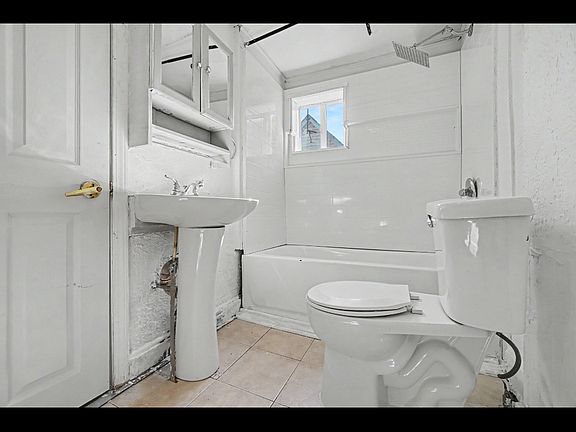 4th image of 132 Reed Ave #2