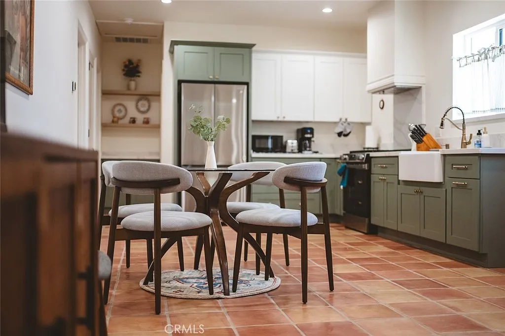 3 bed, 1000 sqft, $4,000 — Photo 2
