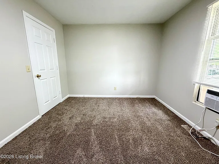 254 E Davis St #D — Photo 4