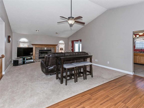 3rd image of 829 Oakridge Dr
