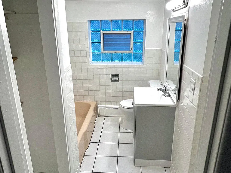 Bathroom with closet & full tub/shower