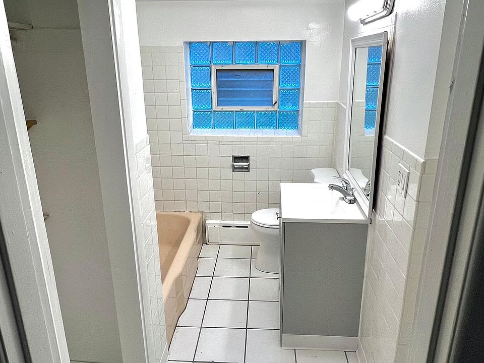 Bathroom with closet & full tub/shower