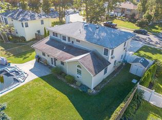 252 Matthews Rd, Oakdale, NY 11769