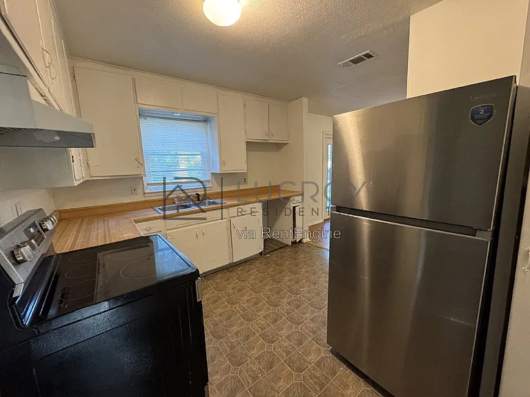 2716 Woodside Dr — Photo 3