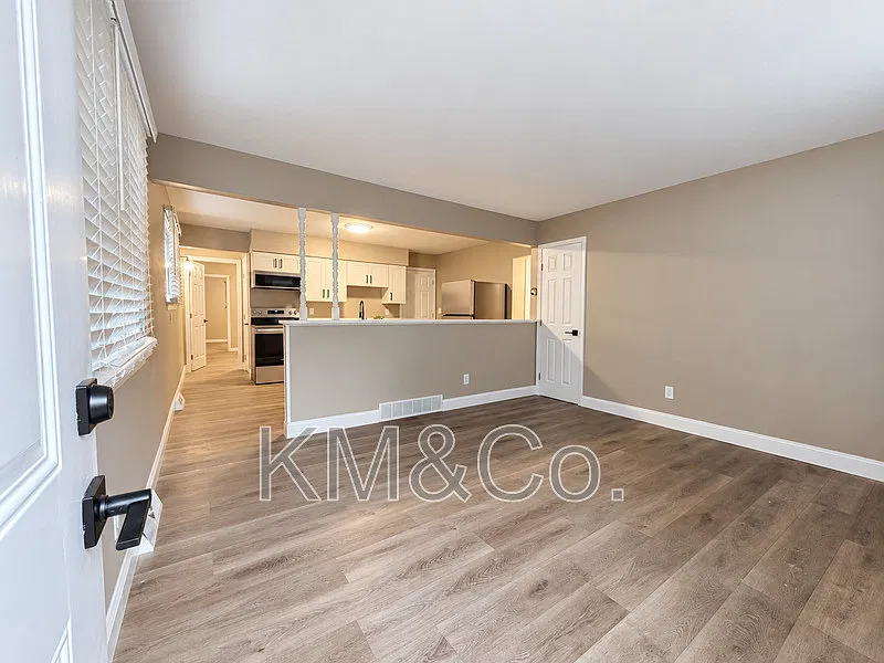 2 bed, 1.0 bath, 820 sqft, $1,425 — Photo 2