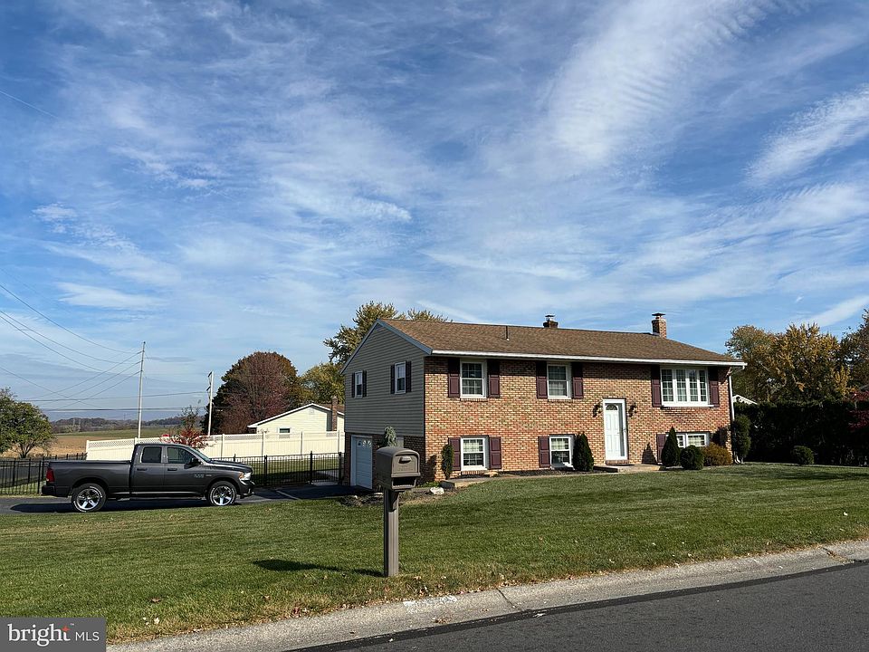 1st image of 933 Willow Ln