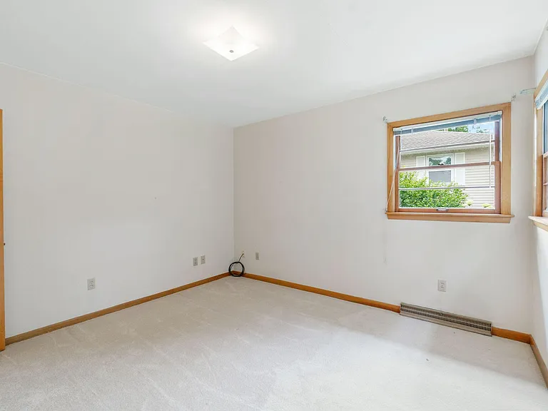 1238 S Hill Dr — Photo 3