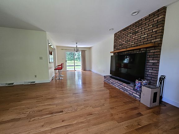 4th image of 172 Country Hills Rd