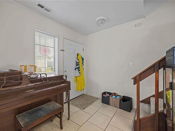 4th image of 633 Oleander Cir