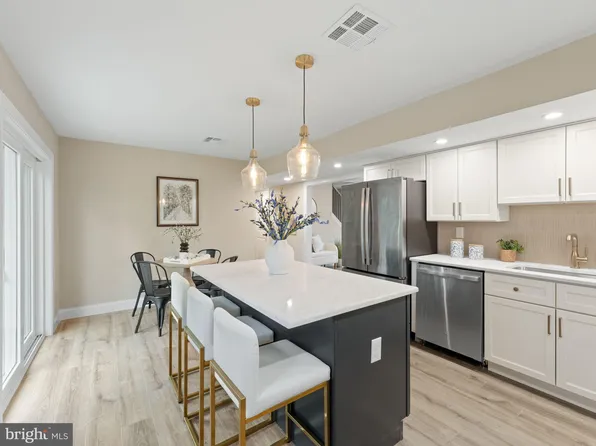 242 S Poplar St, Gibbstown, NJ 08027