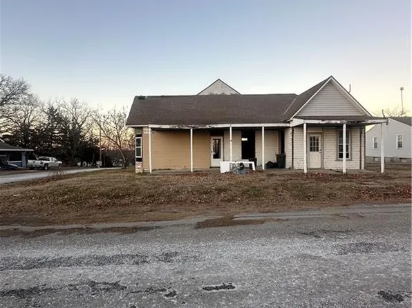 21148 Smiley Ave, Leavenworth, KS 66048