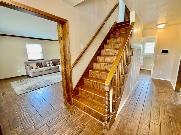 3rd image of 3301 Oak Grove Dr