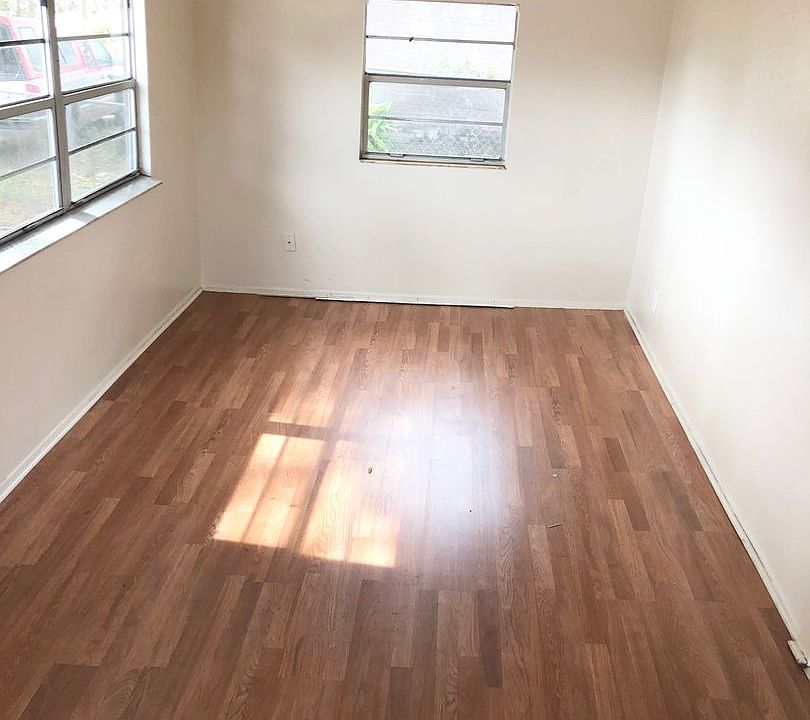 1st image of 1117 W 5th St
