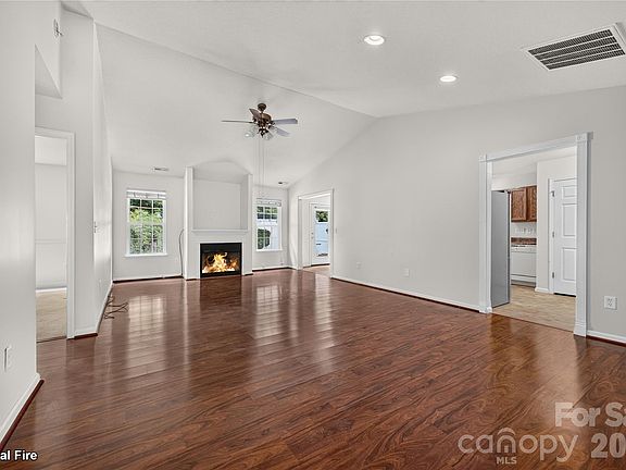 3rd image of 123 Lanceford Cir