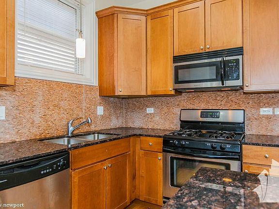 3rd image of 1039 W Newport Ave #1023