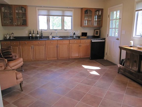 5th image of 930 Sylvan Ln