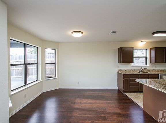 4th image of 1406 Gregory Dr