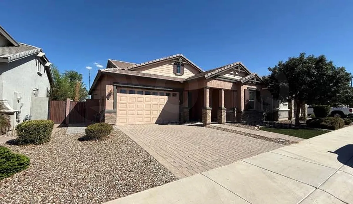 3 bed, 2.5 bath, 1867 sqft, $2,650 — Photo 2