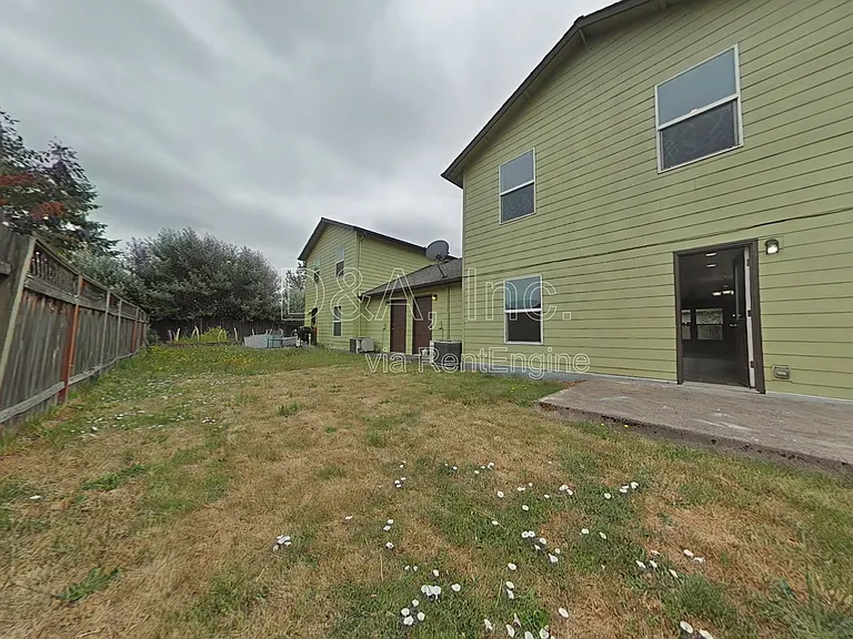 3435 SE 3rd St — Photo 11
