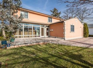 4 Devine Ave #1, Syosset, NY 11791