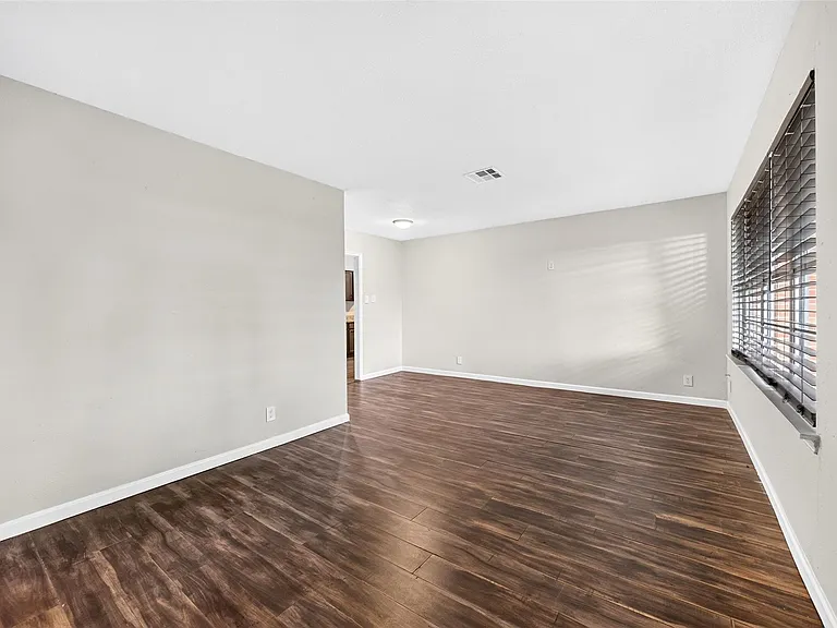 530 Globe St — Photo 11