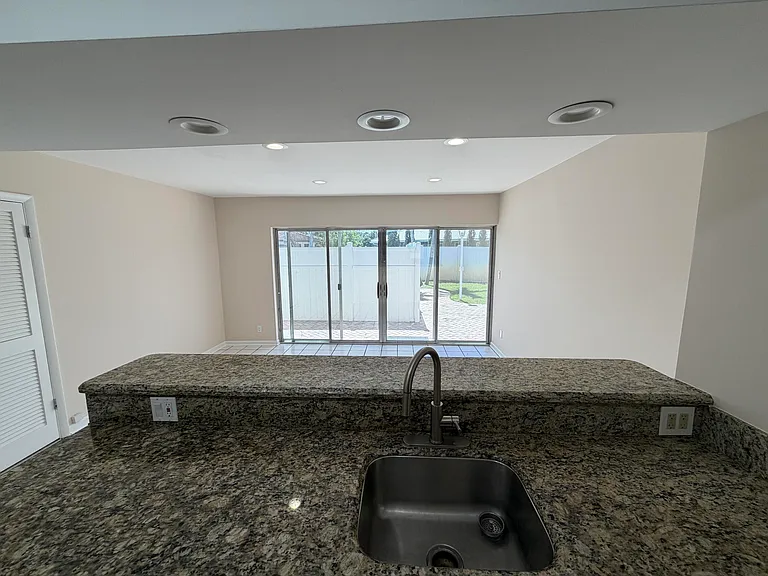 499 W Conference Dr — Photo 9