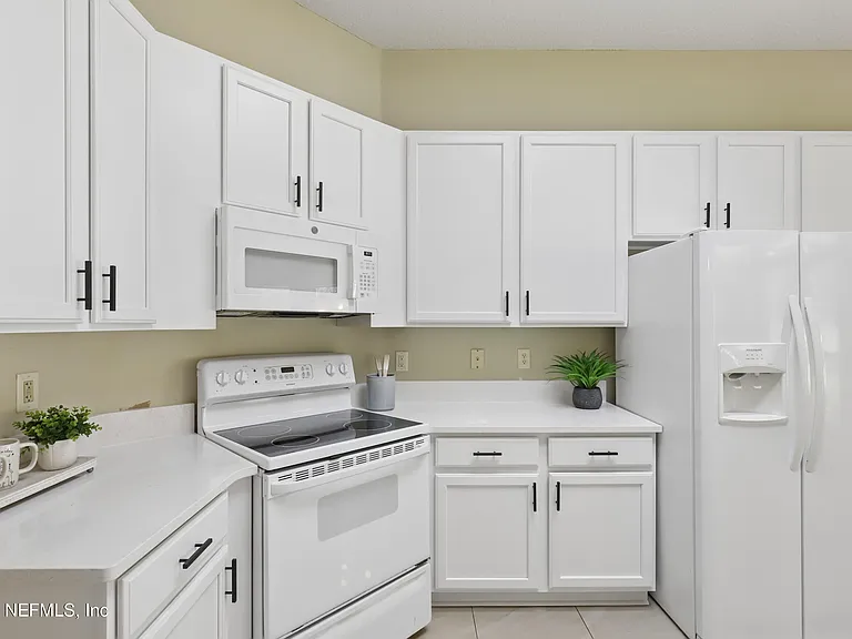 2070 Thornhill Dr — Photo 9