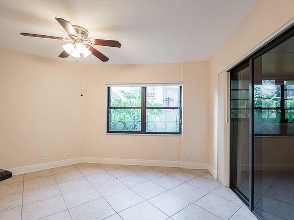 5th image of 23 Uno Lago Dr
