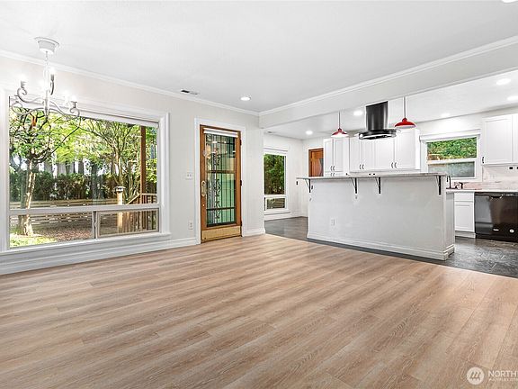 3rd image of 1100 Greenleaf Avenue