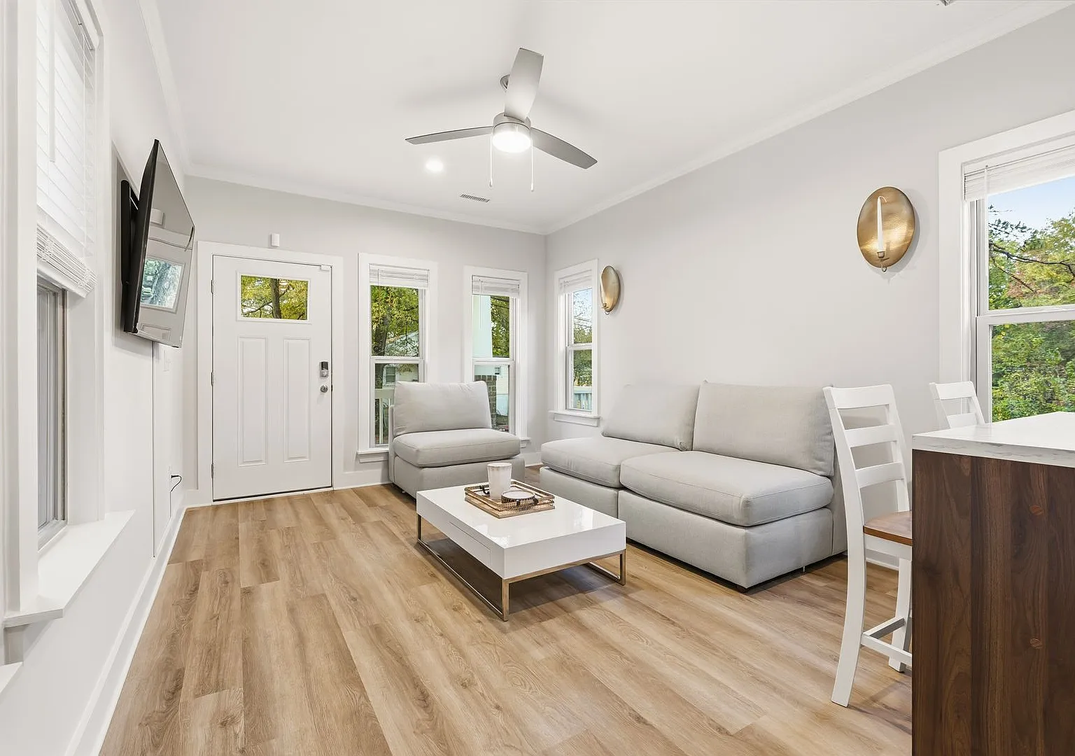 New Furnished 2 Bed/2.5 bath lease only close to downtown, all utilities included! — Photo 3