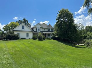 962 Hidden Valley Dr, Lake Orion, MI 48362