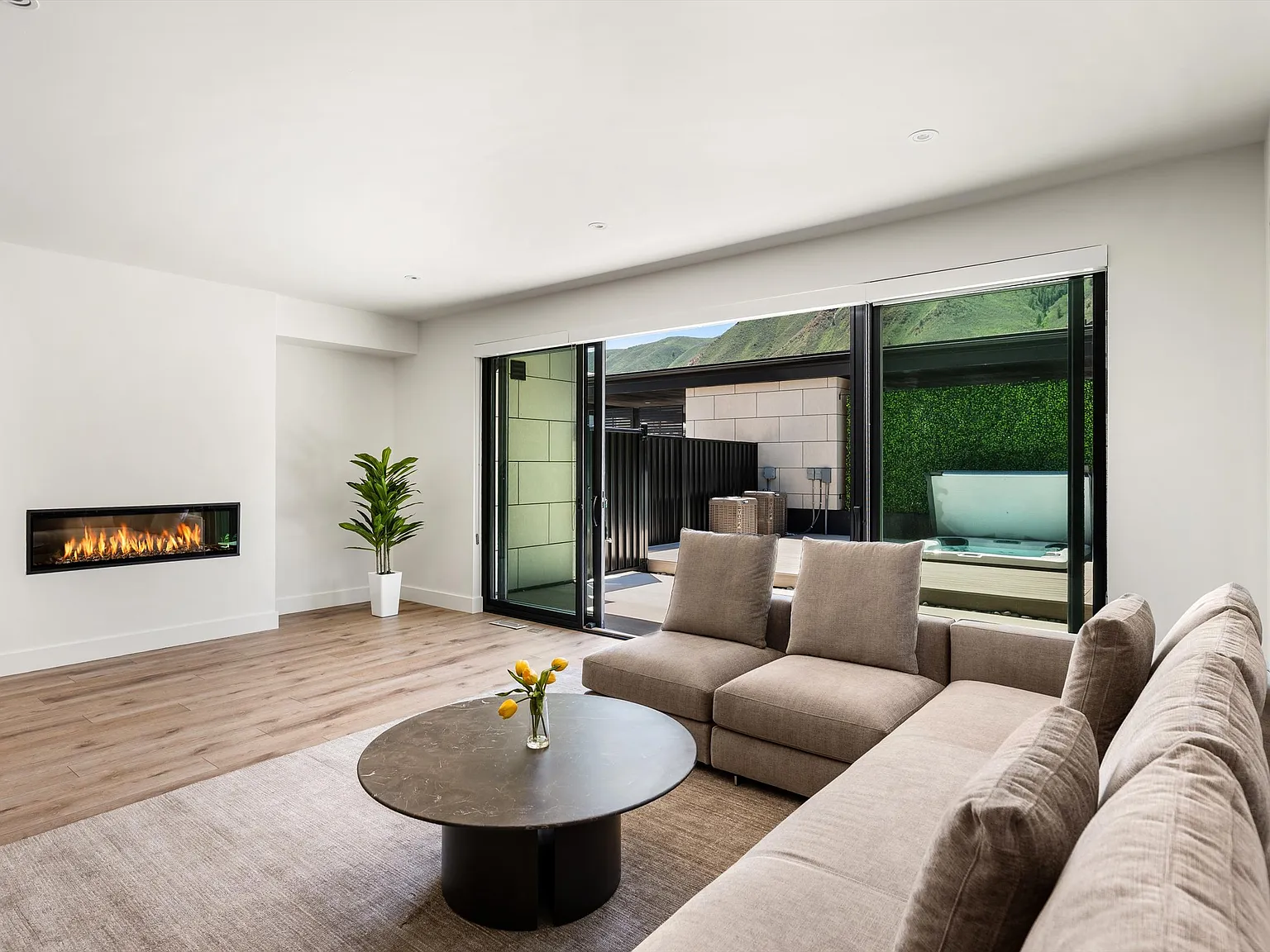4 bed, 2000 sqft, $9,990 — Photo 4