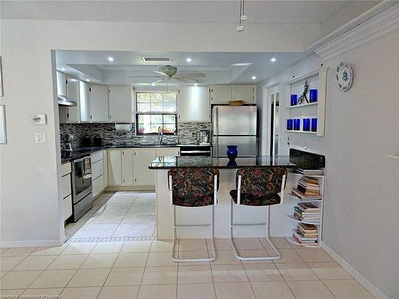 5th image of 301 Serenade Dr