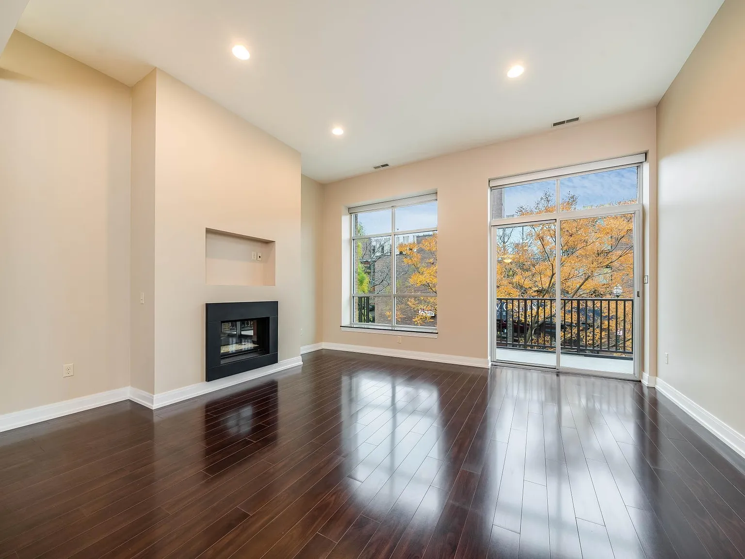 2 bed, 1355 sqft, $2,650 — Photo 4