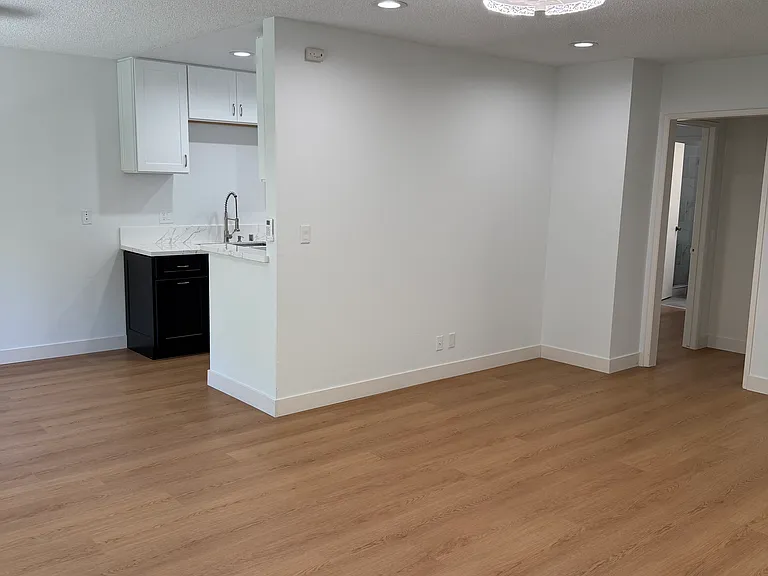 2459 N Beachwood Dr #103 — Photo 3