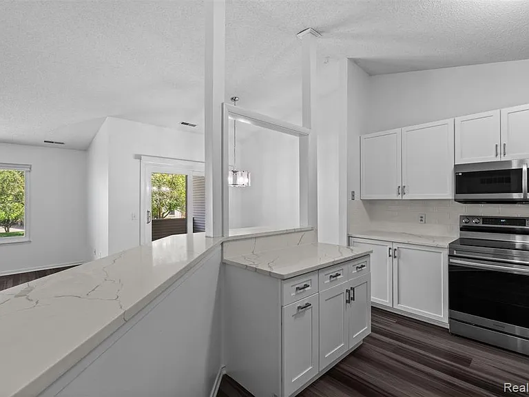 6680 Ridgefield Cir — Photo 16