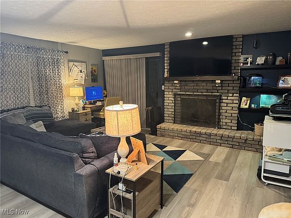5th image of 32683 Jefferson Dr