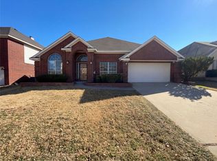 8329 Cedarcrest Ln, Fort Worth, TX 76123