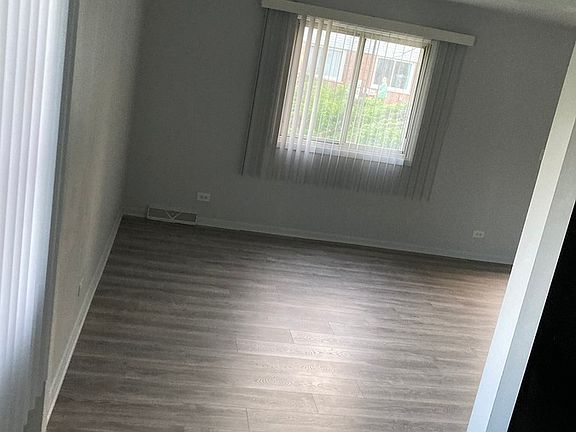 4th image of 118 Surrey Dr