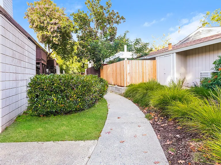 Beautiful, Quiet Community - Just Minutes from Downtown Walnut Creek — Photo 17