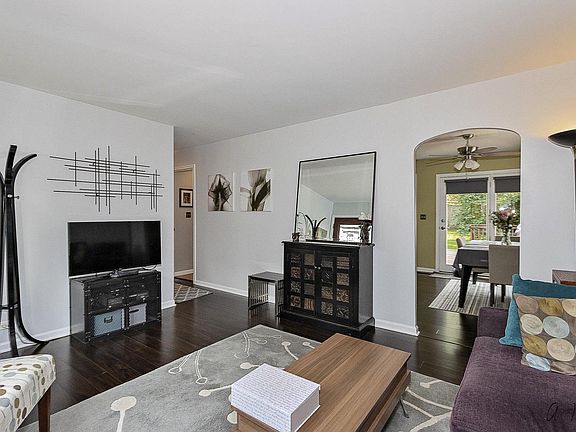 5th image of 453 Bernard Dr