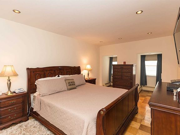 5th image of 405 Towne House Vlg