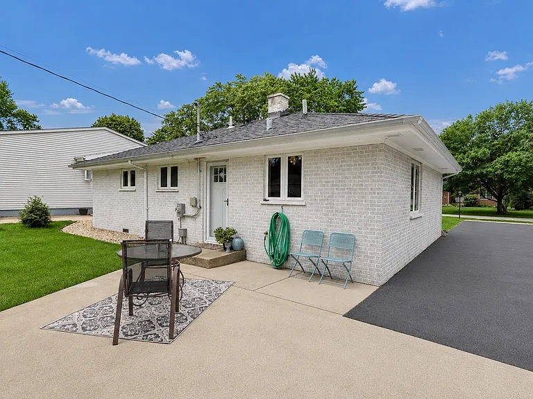 109 S Elm St — Photo 3