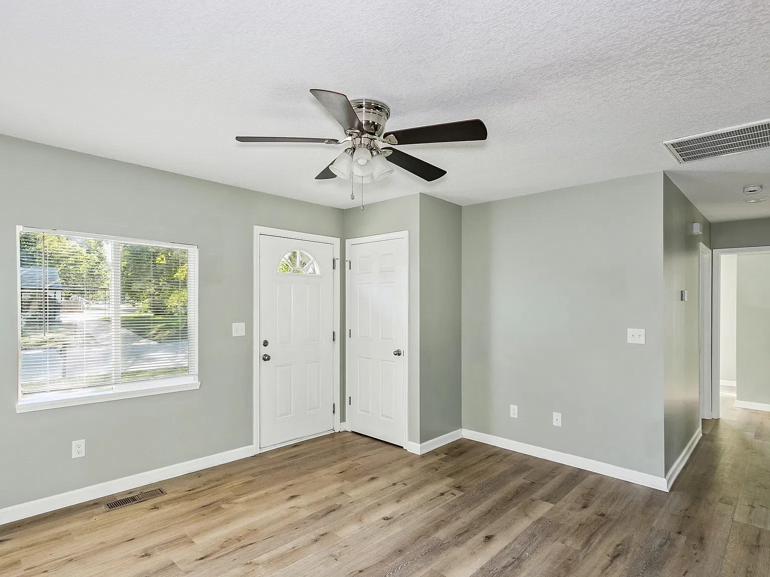 3 bed, 840 sqft, $1,345 — Photo 4