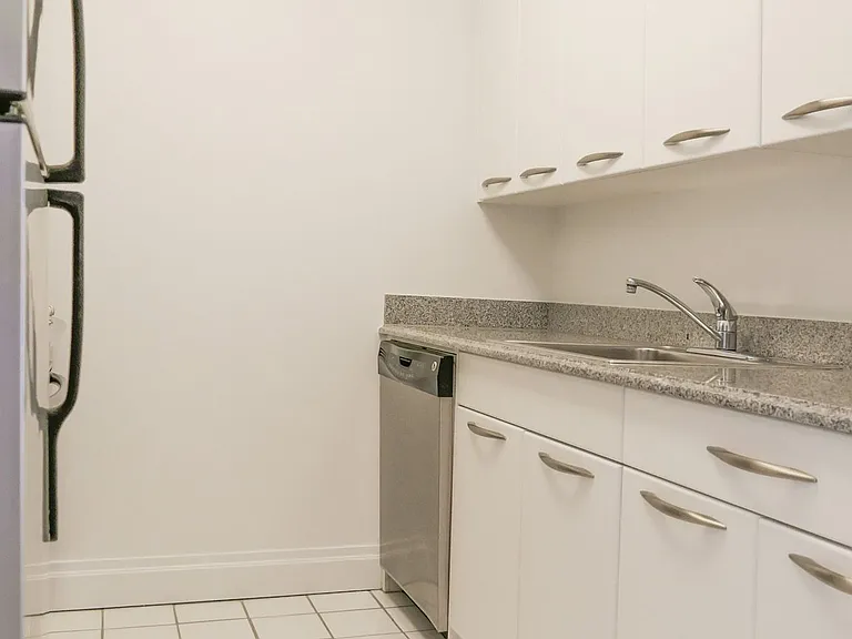 150 E 44th St #45A — Photo 8